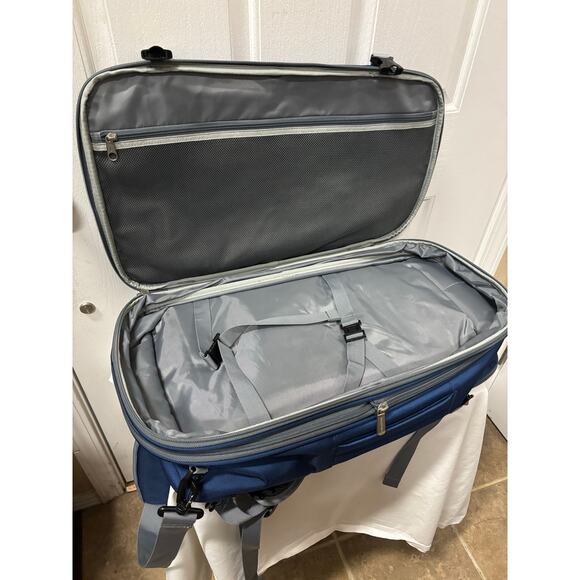 Amazon Basics Convertible Travel Backpack Carry-On Approx. 22x14x9 inches blue - Picture 9 of 14